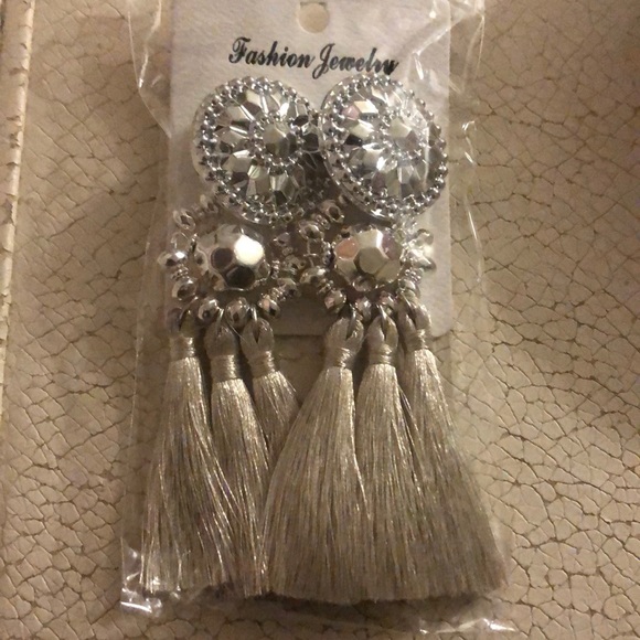 ✨SILVER ON SILVER VINTAGE LOOK BETTY TASSLEEARRING - Picture 3 of 8
